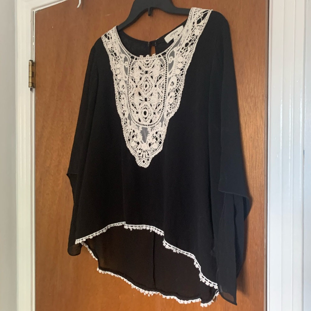 Umgee black flowy top with lace. Women’s Lg.